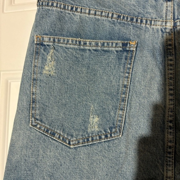 ❤️2/$15 or 3/$21❤️ Gap Medium Wash Distressed Denim Skirt, Size 31 - Picture 6 of 12